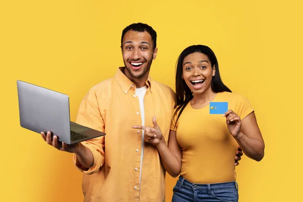 Uśmiechnięty Zaskoczony Afrykańskim Facetem Kobietą Laptopem Pokazującym Kartę Kredytową Dostał — Zdjęcie stockowe