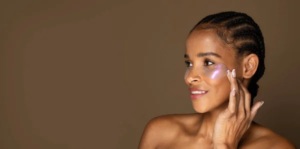 Retrato Mujer Negra Mediana Edad Con Parches Debajo Los Ojos —  Fotos de Stock