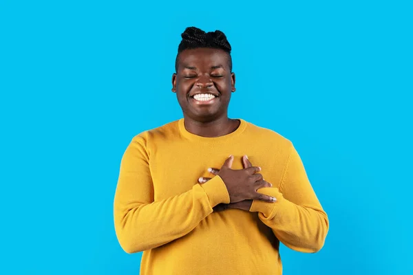 Koncept Vděčnosti Portrét Vděčného Mladého Černocha Držícího Ruce Prsou Usmívajícího — Stock fotografie