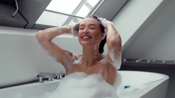 Nieuwe Shampoo Jonge Gelukkige Vrouw Met Gesloten Ogen Wassen Hoofd — Stockvideo