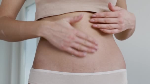 Lichaamsverwennerij Jonge Onherkenbare Slanke Vrouw Ondergoed Wrijven Hydraterende Crème Buik — Stockvideo