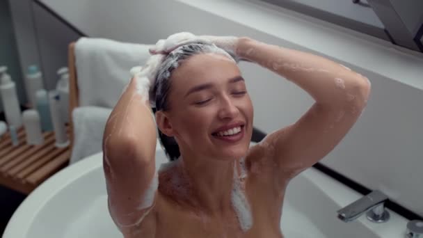 Skönhet Och Hygien Ovanifrån Porträtt Ung Lycklig Kvinna Tvätta Huvudet — Stockvideo