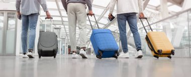 Seyahat et. Üç erkek yolcunun bavullarıyla havaalanı terminalindeki kameraya doğru yürürken görüntüsü kesilmiş. Tanınmayacak haldeki arkadaşlar bavulla tatile çıkıyorlar. Panorama, Arka Görünüm