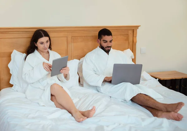 Serbest Çalışan Çiftler Dizüstü Bilgisayar Dijital Tablet Bilgisayarlar Kullanıyorlar Internette — Stok fotoğraf