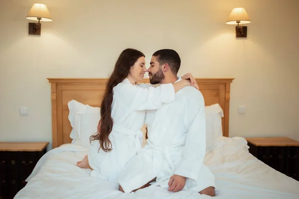 Marido Amoroso Esposa Abraçando Sentado Cama Casa Tiro Casal Diverso — Fotografia de Stock