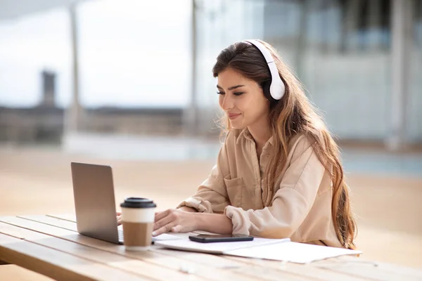 Smiling Millennial Caucasian Lady Student Wireless Headphones Sitting Table Laptop — Stock Photo, Image