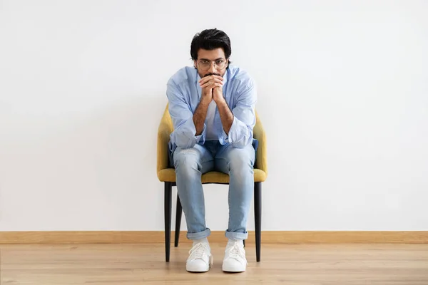 Düşünceli Genç Orta Doğulu Sıradan Bir Erkek Gözlüklü Koltukta Oturuyor — Stok fotoğraf