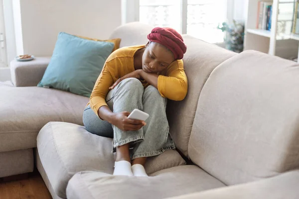 Esperando Llamada Mujer Negra Joven Molesta Sentada Sofá Usando Teléfono —  Fotos de Stock