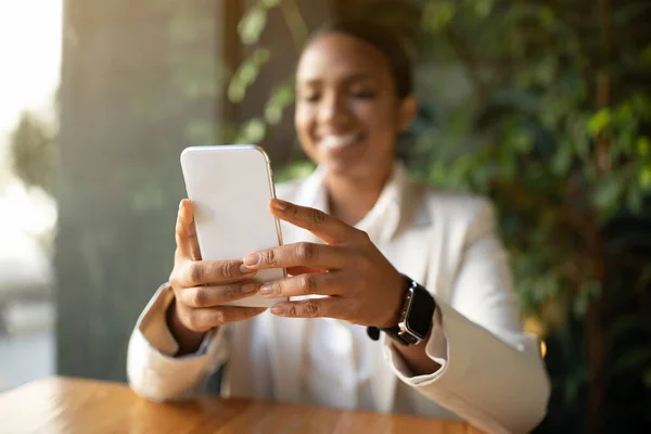 Glad Millennial Afroamericana Empresaria Traje Blanco Charlando Teléfono Inteligente Oficina —  Fotos de Stock