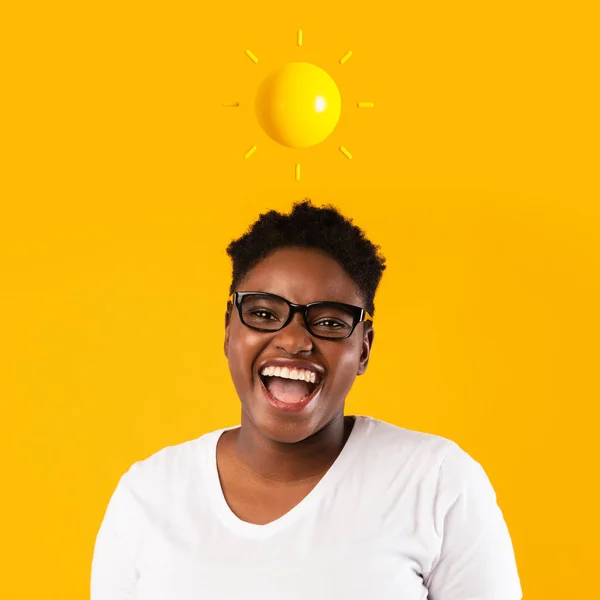 Nevető Afro Amerikai Nyitott Szájjal Absztrakt Nappal Feje Felett Sárga — Stock Fotó
