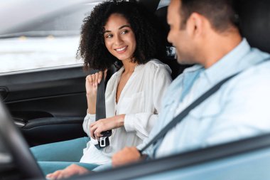 Mutlu Ortadoğu Çifti Fastening Seat Kemerleri Yeni Arabada Keyifli Yolculuklar Seçici Odaklanma. Otomobil Yolcuları Güvenliği ve Otomobil Sigortası Teklifi