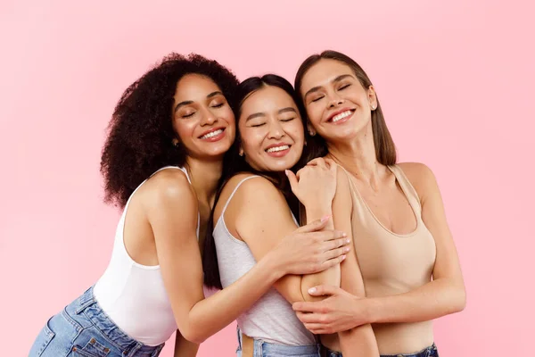 Három Boldog Multiracionális Női Legjobb Barátok Ölelés Mosolygós Csukott Szemmel — Stock Fotó