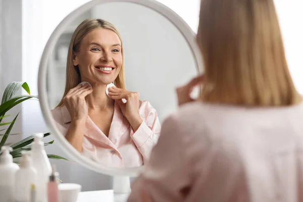 Cilt Rutini Çekici Olgun Bir Kadın Evde Aynanın Yanında Dikilirken — Stok fotoğraf