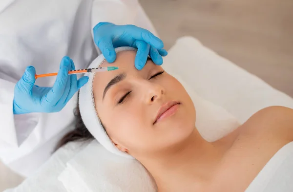Cosmetologia Dell Iniezione Estetista Medico Rendendo Bellezza Girato Fronte Giovane — Foto Stock