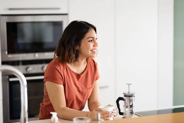Χαμογελώντας Όμορφη Αραβίδα Γυναίκα Πίνοντας Καφέ Πρωί Στην Κουζίνα Στο — Φωτογραφία Αρχείου