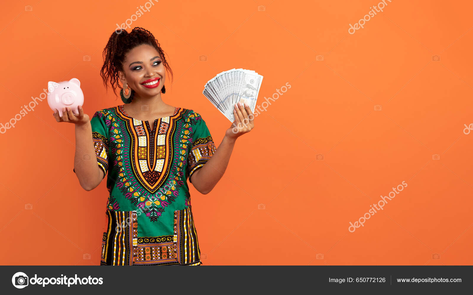 Positivo Feliz Bela Jovem Negra Vestindo Roupas Africanas Segurando Rosa  fotos, imagens de © Milkos #650772126