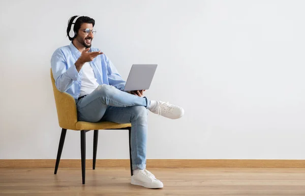 Szczęśliwy Młody Człowiek Bliskim Wschodzie Okularach Słuchawki Bezprzewodowe Połączenie Wideo — Zdjęcie stockowe