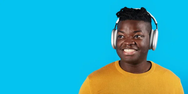 Retrato Sonriente Joven Negro Escuchando Música Auriculares Inalámbricos Alegre Chico — Foto de Stock