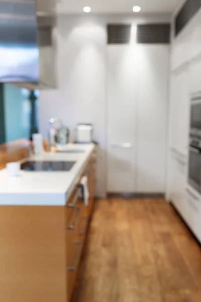 Stilvolles Kücheninterieur Neuem Luxus Eigenheim Mit Inseltheke Parkettböden Weißen Schränken — Stockfoto