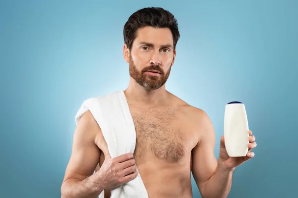 Kaukasischer Hemdloser Mann Mit Shampoo Flasche Der Auf Blauem Hintergrund — Stockfoto