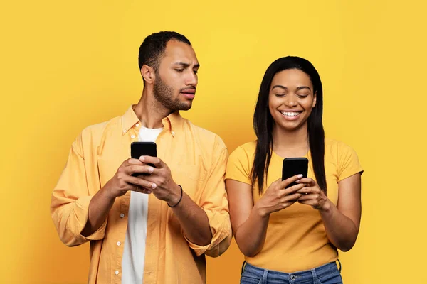 Interessado Millennial Afro Americano Cara Olhando Para Smartphone Esposa Sorridente — Fotografia de Stock