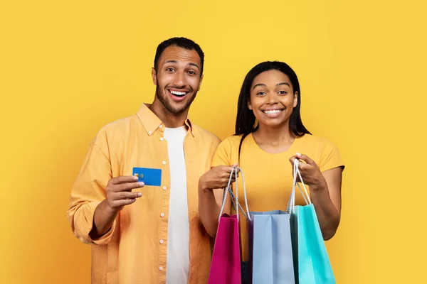 Surpreendido Sorrindo Millennial Homens Negros Mulheres Shopaholics Pacotes Abertos Usar — Fotografia de Stock