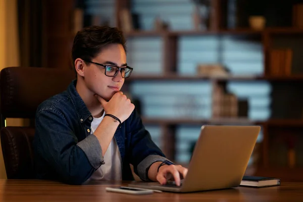 Schöner Junger Mann Selbstständiger Unternehmer Sitzt Schreibtisch Vor Dem Laptop — Stockfoto
