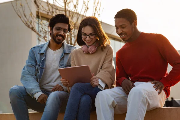 Sorrindo Millennial Diversos Estudantes Modernos Olhar Para Tablet Ter Videochamada — Fotografia de Stock