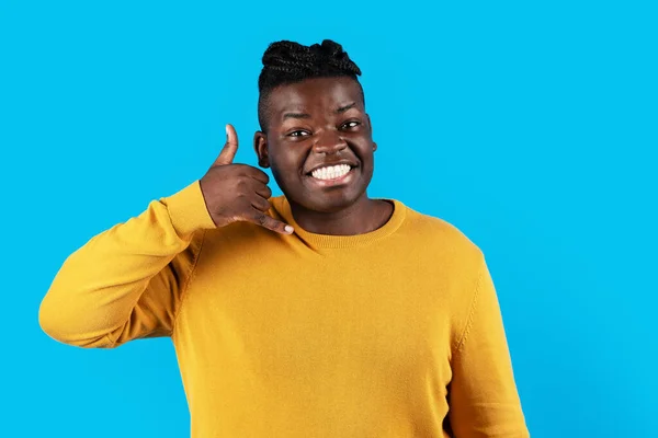 Bel Mij Vrolijke Jonge Zwarte Man Met Hand Buurt Van — Stockfoto