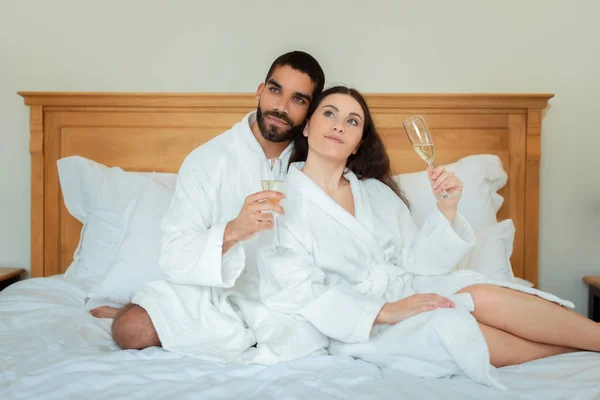 Lune Miel Romantique Couple Mixte Tenant Des Flûtes Champagne Buvant — Photo