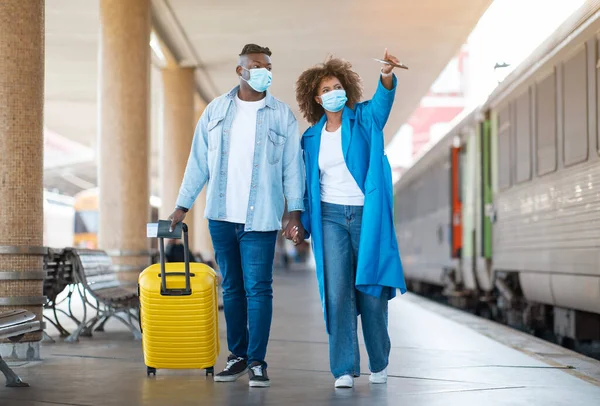 Black Traveller Couple Wearing Medical Mask Walking Luggage Railway Station — Stock Photo, Image
