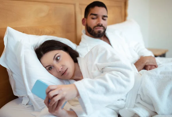 Féltékenységi Probléma Férj Nézi Csaló Feleség Amikor Sms Ező Smartphone — Stock Fotó