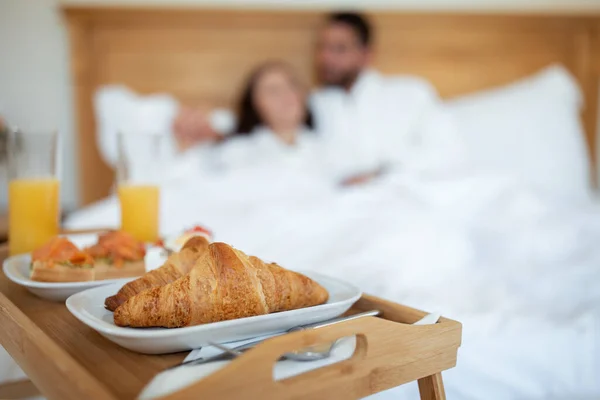 Zbliżenie Taca Stołowa Śniadaniem Dla Par Leżących Łóżku Luksusowym Apartamencie — Zdjęcie stockowe