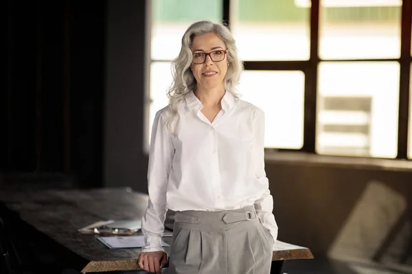 Başarılı Girişimcilik Modern Ofiste Şyerinde Kameraya Gülümseyen Orta Çağ Kadını — Stok fotoğraf