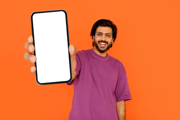 Счастливый Красивый Бородатый Молодой Индийский Мужчина Показывает Огромный Смартфон Белым — стоковое фото