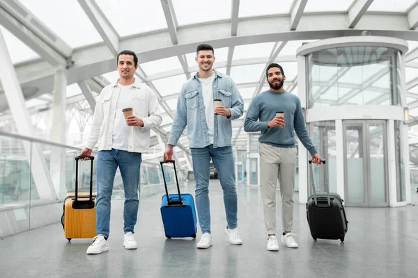Ganzkörperaufnahme Von Drei Touristen Die Terminal Des Flughafens Mit Papierkaffeebechern — Stockfoto