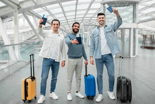 Billiga Flyg Erbjudande Tre Glada Killar Med Resväskor Håller Sina — Stockfoto