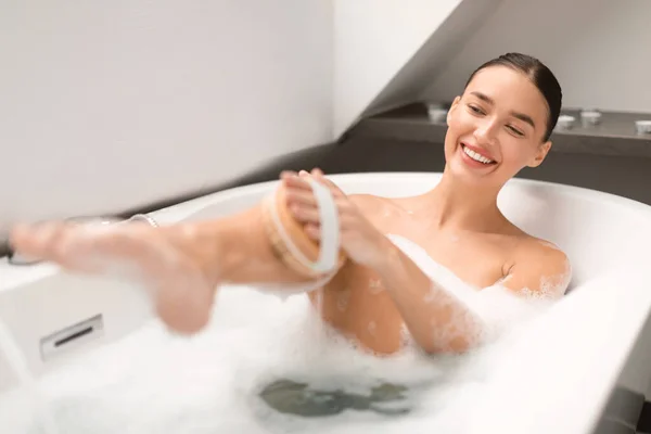 Cuidado Com Corpo Mulher Atraente Lavando Massagem Perna Com Escova — Fotografia de Stock