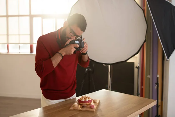 Güneş Gözlüğü Takan Yakışıklı Spanyol Adam Yemek Fotoğrafçısı Güneşli Fotoğraf — Stok fotoğraf