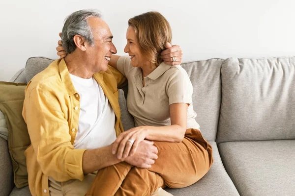 Evli Yaşlı Eşleri Sevmek Kucaklaşmak Birbirine Bakmak Gülümsemek Evdeki Kanepede — Stok fotoğraf