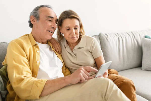 Yaşlı Eşler Cep Telefonlarını Birlikte Kullanıyorlar Internete Bakıyorlar Aileleriyle Görüntülü — Stok fotoğraf