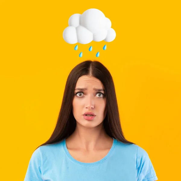 Mulher Europeia Jovem Triste Com Nuvem Abstrata Sinal Chuva Acima — Fotografia de Stock