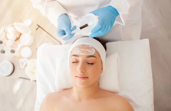 Trattamenti Bellezza Cosmetologo Applicare Maschera Nutriente Sulla Donna Indiana Faccia — Foto Stock