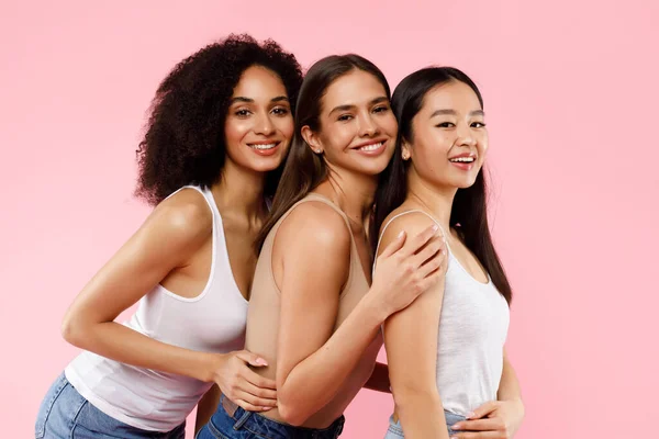Είναι Κορίτσια Happy Τρεις Πολυφυλετικές Νεαρές Κυρίες Περιστασιακή Αγκαλιά Ποζάρουν — Φωτογραφία Αρχείου