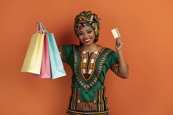 Feliz Muito Brilhante Jovem Senhora Negra Roupa Africana Mostrando Sacos — Fotografia de Stock