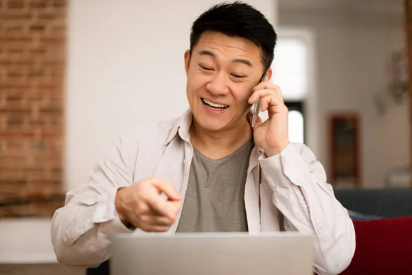 Retrato Hombre Asiático Feliz Trabajando Desde Casa Hablando Por Teléfono — Foto de Stock