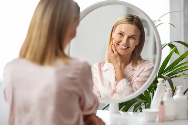Cuidados Beleza Mulher Meia Idade Atraente Olhando Espelho Casa Sorrindo — Fotografia de Stock