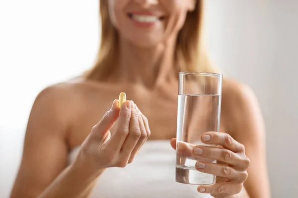 Closeup Shot Smiling Middle Aged Woman Holding Vitamin Capsule Glass — Stock Photo, Image
