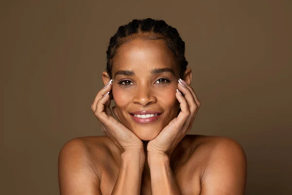 Schöne Schwarze Frau Mittleren Alters Berührt Ihr Gesicht Und Lächelt — Stockfoto