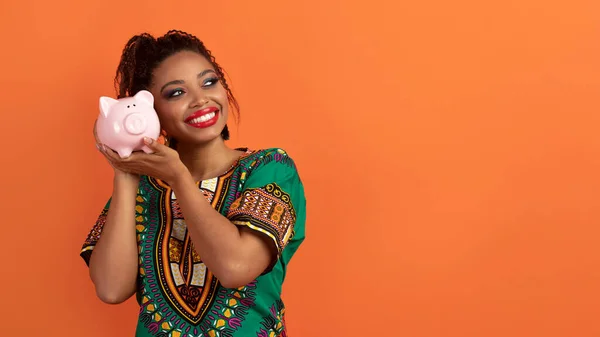 Веселые Положительные Довольно Молодая Африканская Женщина Национальном Костюме Держа Розовый — стоковое фото